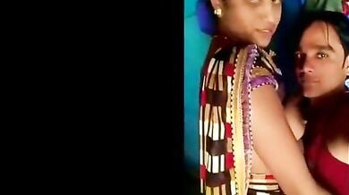 भाभी ने ब्लाउज उठा कर देवर को दूध पिलाया