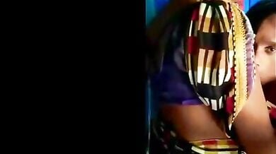 भाभी ने ब्लाउज उठा कर देवर को दूध पिलाया