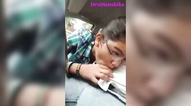स्कूल की लड़की ने कार में मस्त लण्ड चूसा
