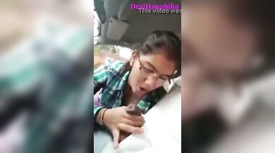 स्कूल की लड़की ने कार में मस्त लण्ड चूसा