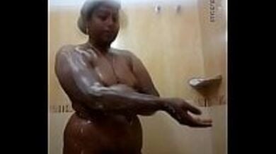 Nude mallu aunty ka bathroom scene