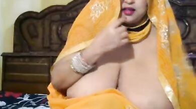 यूपी की हॉट भाभी के बिग बूब्स का केम शो