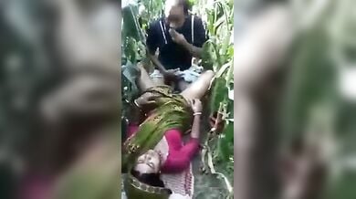 बड़े बूब्स वाली मोटी आंटी खुले में