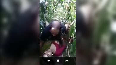 बड़े बूब्स वाली मोटी आंटी खुले में