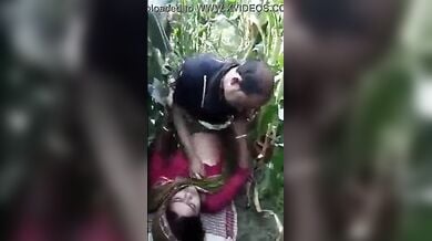 बड़े बूब्स वाली मोटी आंटी खुले में