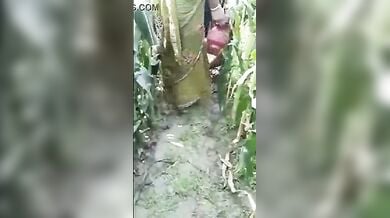 बड़े बूब्स वाली मोटी आंटी खुले में