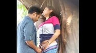 बॉयफ्रेंड के दोस्त ने गार्डन में चुपके से वीडियो बनाया