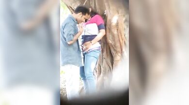 बॉयफ्रेंड के दोस्त ने गार्डन में चुपके से वीडियो बनाया
