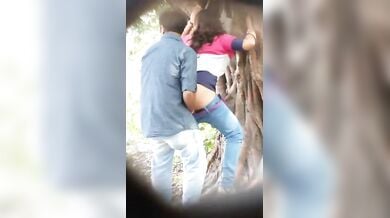 बॉयफ्रेंड के दोस्त ने गार्डन में चुपके से वीडियो बनाया