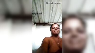 आंटी ने खरबूजे की साइज़ के बूब्स दिखाए