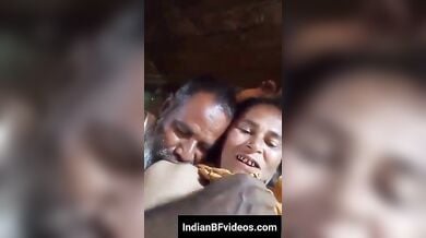 मुस्लिम मैच्योर कपल का बूब्स सकिंग एमएमएस