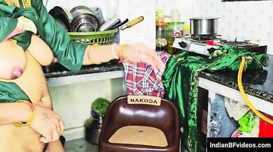 किचन मे खड़े खड़े चुद रही हॉट भाभी का हिंदी पोर्न