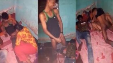 दोस्त के सामने रंडी को लंड चूसाके चोदा
