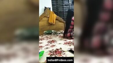 अपने आशिक के साथ नंगी होकर रोमांस करती बंगाली भाभी