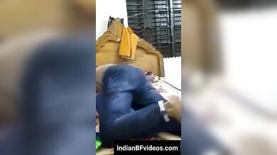 अपने आशिक के साथ नंगी होकर रोमांस करती बंगाली भाभी