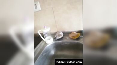 एक साथ अपनी दो जवान बीवियों के साथ थ्रीसम सेक्स का मजा लेता अमीर बूढा