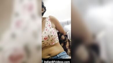 यंग सेक्सी लड़की ने दिखाई बूब्स करी चुत मे ऊँगली