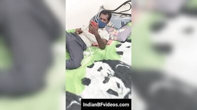 मल्लू कामवाली ऑन्टी को दोस्त के साथ मिलके किया थ्रीसम सेक्स