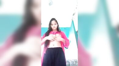 मिडिल क्लास लड़की ने नहाने के बाद दिखाई चूत और रबरी बॉल