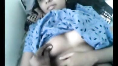 दीदी के टॉप से बुब निकाल कर दबाए