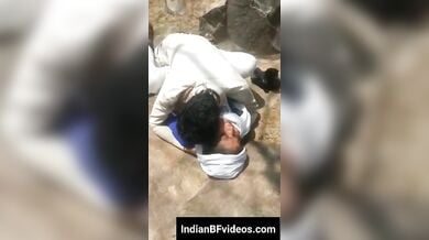 तुझे मजा आ रहा है मुझे दर्द हो रहा कहते हुए जवान लंड से चुदी विलेज ऑन्टी