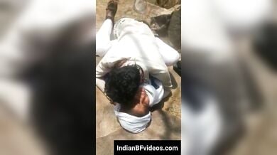 तुझे मजा आ रहा है मुझे दर्द हो रहा कहते हुए जवान लंड से चुदी विलेज ऑन्टी