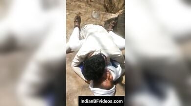 तुझे मजा आ रहा है मुझे दर्द हो रहा कहते हुए जवान लंड से चुदी विलेज ऑन्टी
