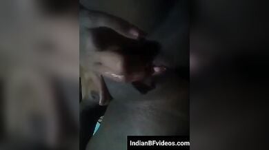 चिकनी चूत में उंगली कर गीली करती लड़की