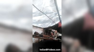 सरकारी बाबू के साथ चुदी गाँव की गरीब जवान औरत