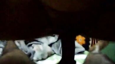 लैपटॉप पर पोर्न फिल्म देखते हुए चुदाई करते पति पत्नी