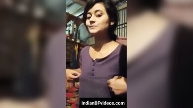 हमसे बातें करते हुए चुलबुली लड़की ने दबाए अपने बुब्स