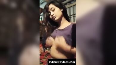हमसे बातें करते हुए चुलबुली लड़की ने दबाए अपने बुब्स
