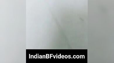 तमिल गर्ल की क्लीन शेव्ड चुत को चोदा