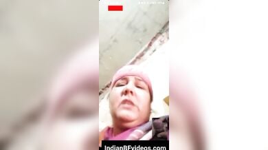 वीडियोकॉल पे बूब्स और चुत दिखाती ऑन्टी