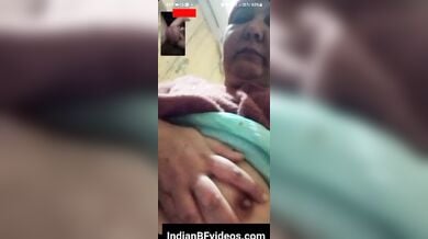 वीडियोकॉल पे बूब्स और चुत दिखाती ऑन्टी