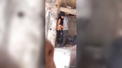 पुरानी हवेली में चोरी-छिपे चुदाई करते लवर्स हुए हिडन कैमरे में कैद