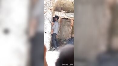 पुरानी हवेली में चोरी-छिपे चुदाई करते लवर्स हुए हिडन कैमरे में कैद