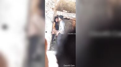 पुरानी हवेली में चोरी-छिपे चुदाई करते लवर्स हुए हिडन कैमरे में कैद