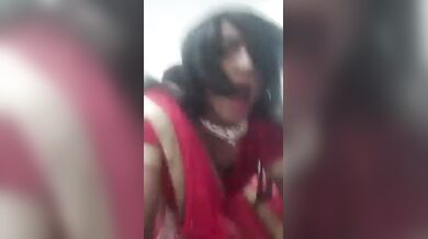 आदमी ने पीछे से मारी साड़ी पहनी छक्के की गांड