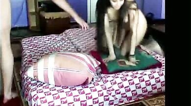 गर्लफ्रेंड को आडे तेढे तरीके से चोदता बॉयफ्रेंड