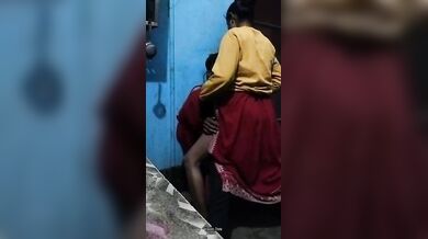 प्लास्टिक कुर्सी टूटने की परवाह किए बगैर गरीब कपल ने किया सेक्स