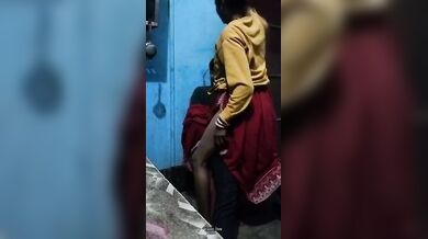 प्लास्टिक कुर्सी टूटने की परवाह किए बगैर गरीब कपल ने किया सेक्स