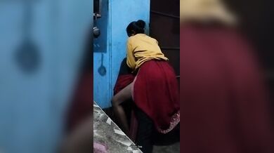प्लास्टिक कुर्सी टूटने की परवाह किए बगैर गरीब कपल ने किया सेक्स