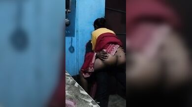 प्लास्टिक कुर्सी टूटने की परवाह किए बगैर गरीब कपल ने किया सेक्स