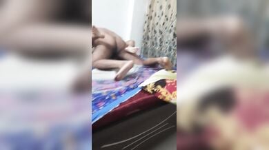 पत्नी को दोस्त से चुदवाते हुए बनाया वीडियो पति ने