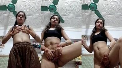 सेक्सी पाकी भाभी ने फैलाके दिखाई अपनी चिकनी चुत
