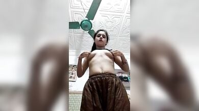 सेक्सी पाकी भाभी ने फैलाके दिखाई अपनी चिकनी चुत