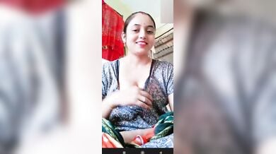 ब्यूटीफुल मैरिड भाभी ने दिखाई अपने सेक्सी बूब्स