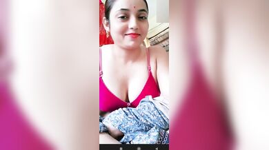 ब्यूटीफुल मैरिड भाभी ने दिखाई अपने सेक्सी बूब्स
