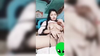 वीडियोकॉल पे सेक्स चैट करते हुए फिंगरिंग करती हॉर्नी गर्ल